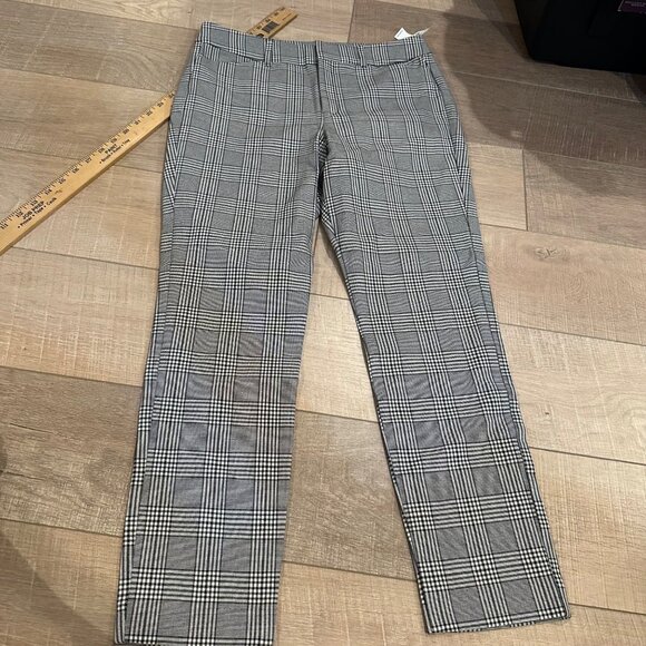 OLD NAVY WOMENS BLACK AND WHITE PLAID PIXIE SKINNYHIGH RISE PANTS NEW SIZE 8 - Picture 1 of 11